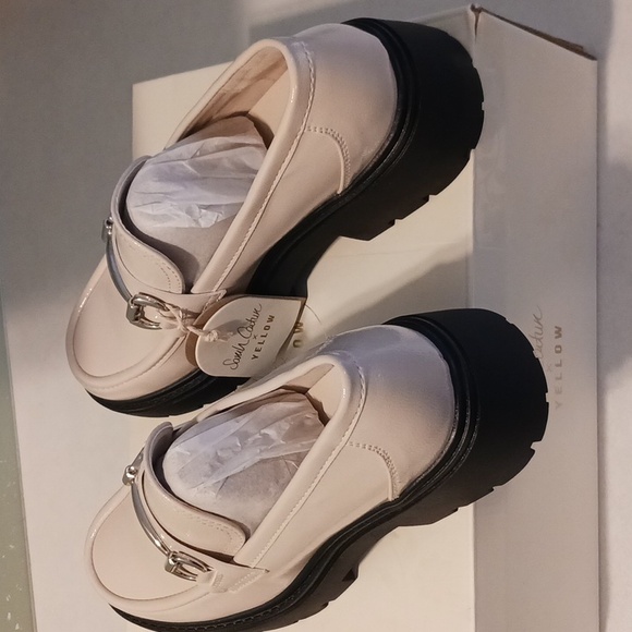 Elegant Cream Loafers with Black Soles - Picture 3 of 5